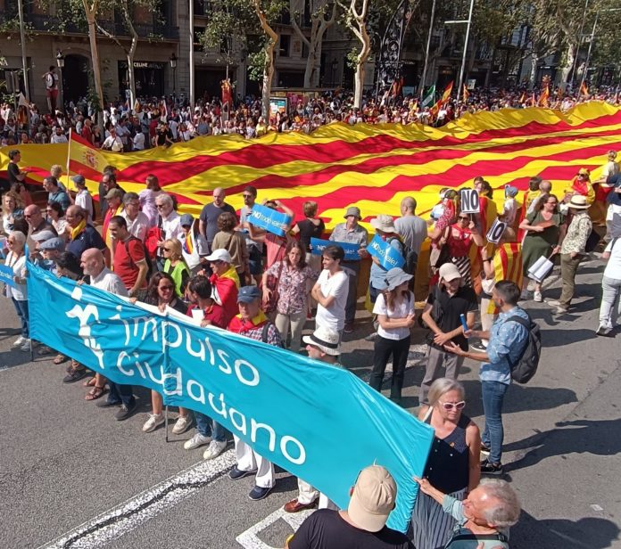 Impulso Ciudadano encabezando una de las manifestaciones contra la amnistía en 2023.
