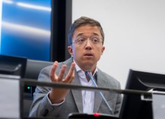 Errejón se querellará contra Mouliaá por calumnias