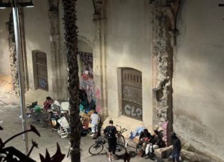 Sirera acusa a Collboni de «claudicar» ante la droga y le exige cerrar los clubes cannábicos El Raval