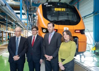 El PP exige la dimisión de Puente y Paneque por la parálisis de Rodalies En el centro, Salvador Illa y Óscar Puente, durante la presentación de uno de los nuevos trenes de Rodalies en enero de 2025.