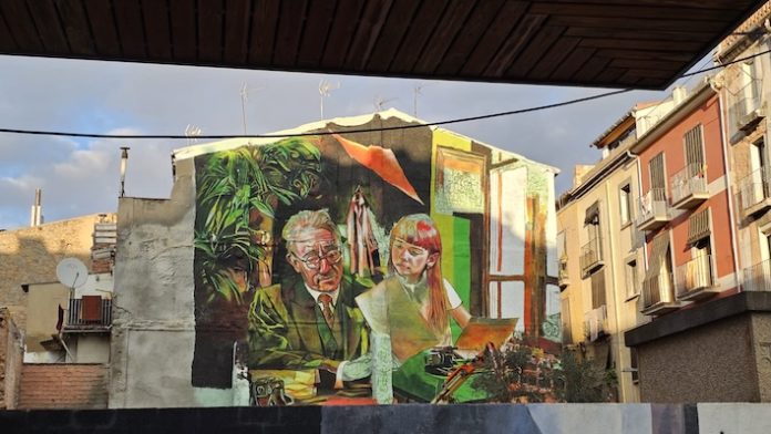 Vista del mural 'Per un futur millor', de la artista Lily Brick.