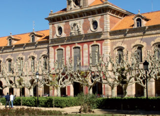 Fachada principal del edificio del Parlament de Catalunya, en la Ciutadella.