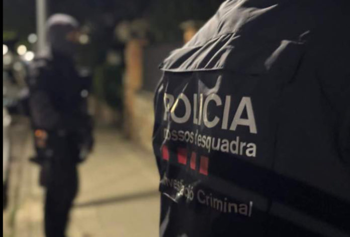 Dos agentes de los Mossos.