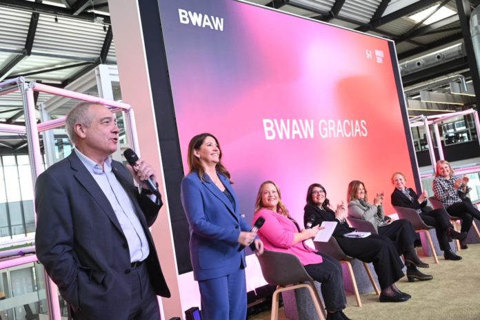 A la izquierda de la imagen, Pere Navarro y Blanca Sorigué durante la BWAW de 2024.