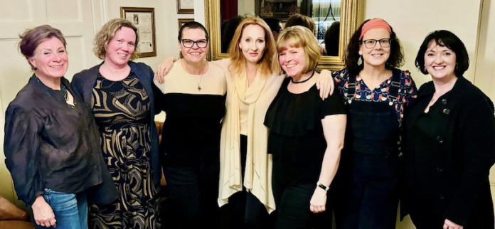 J.K. Rowling bajo fuego por su último mensaje en su cruzada contra la transexualidad
