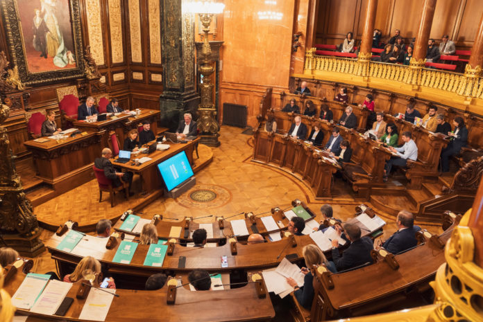 Barcelona salta a los 43 concejales