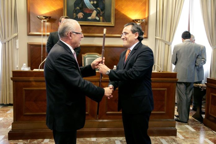 El exalcalde de Gandía, Arturo Torró, en el momento de recoger el bastón de mando de la ciudad, en junio de 2011.