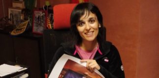 La alcaldesa de Ripoll, Sílvia Orriols, con una fotografía del presidente del Govern, Salvador Illa.