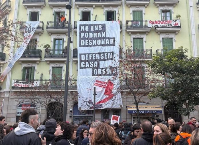 Manifestación a los pies de la Casa Orsola, con la fachada llena de pancartas.