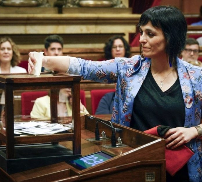 Sílvia Orriols deja en evidencia a una exdiputada de Junts