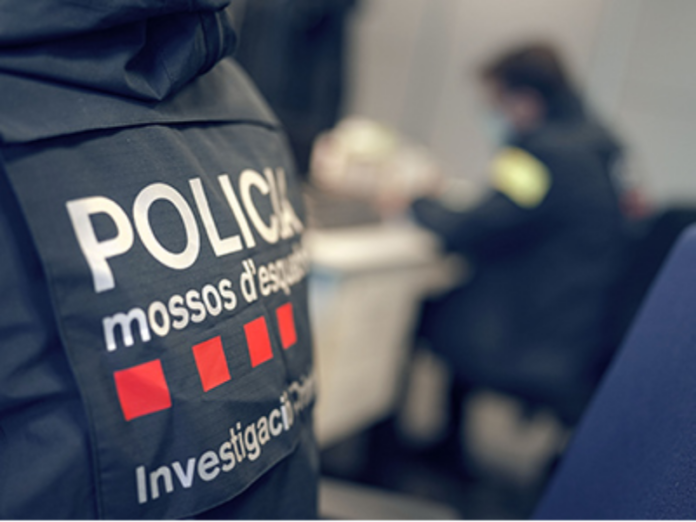 Un mosso d'esquadra de espaldas a la cámara.