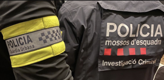 Dos agentes de Mossos y Guardia Urbana de Barcelona de espadas.