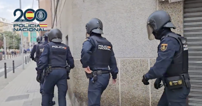 Agentes de la Policía Nacional durante una intervención en la calle.