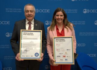 Pere Navarro, delegado especial del Estado en el Consorci de la Zona Franca de Barcelona (CZFB), y Blanca Sorigué, directora general del CZFB con la certificación de la OCDE.