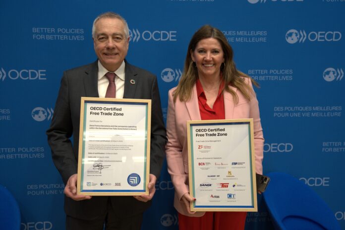 Pere Navarro, delegado especial del Estado en el Consorci de la Zona Franca de Barcelona (CZFB), y Blanca Sorigué, directora general del CZFB con la certificación de la OCDE.