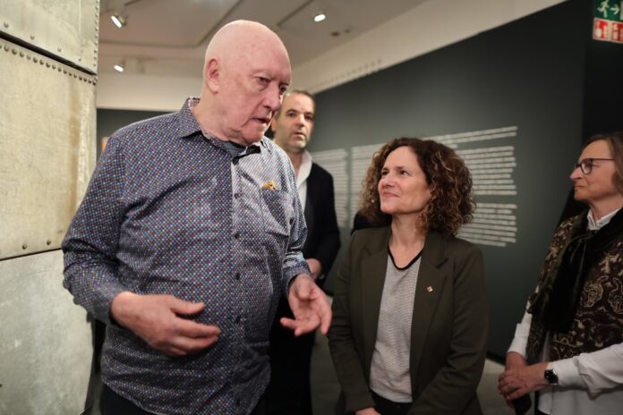 El artista irlandés Sean Scully junto a la consellera de Cultura, Sònia Hernández, en la inauguración de su exposición en La Pedrera.
