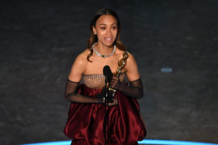 Zoe Saldaña recoge el Oscar como mejor actriz de reparto por su papel en 'Emilia Pérez'.