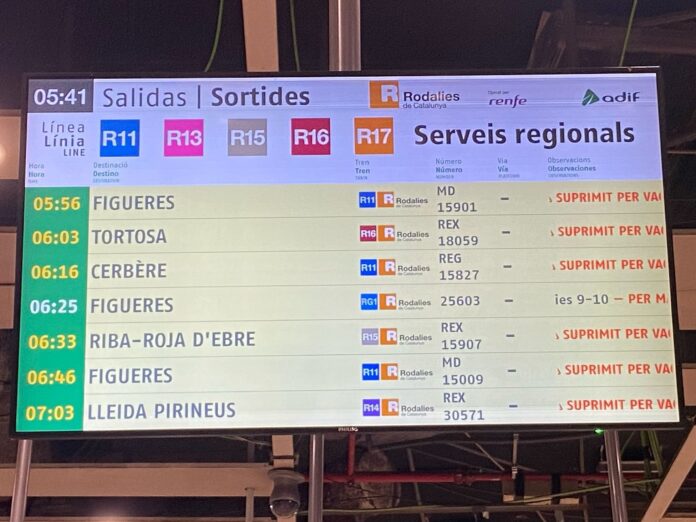 Pantalla informando sobre los trayectos de Rodalies suspendidos a causa de la huelga celebrada este miércoles por trabajadores de Renfe y Adif (Catalunya Ràdio).