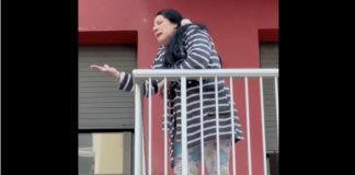 Una okupa amenazando a los vecinos y al alcalde de Badalona, Xavier García Albiol, desde el piso que había usurpado, situado en el barrio del Remei.