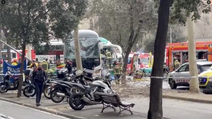 Captura de pantalla de un vídeo publicado en X sobre el accidente entre dos autobuses registrado en la avenida Diagonal de Barcelona.