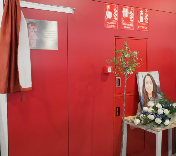 Acceso interior del penal de Mas d'Enric, donde han homenajeado a la cocinera Nuria López, asesinada por un recluso en marzo de 2024.