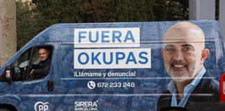 El líder del PP en Barcelona, Daniel Sirera, posa en la oficina móvil contra los okupas.