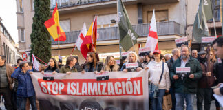 Manifestantes de VOX contra la islamización en Terrassa.