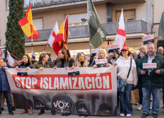 VOX alerta del aumento de la inseguridad y la pérdida de identidad en Cataluña por la inmigración Manifestantes de VOX contra la islamización en Terrassa.