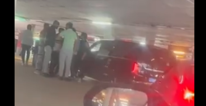 Conductores de Uber agreden presuntamente a dos taxistas
