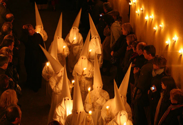 Vista de una procesión de Semana Santa.