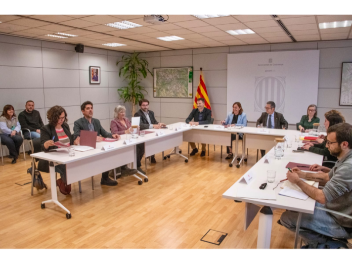 Un momento de la reunión entre la consellera de Vivienda, Silvia Paneque, y los representantes de los grupos de ERC, PSC, CUP y Comunes.