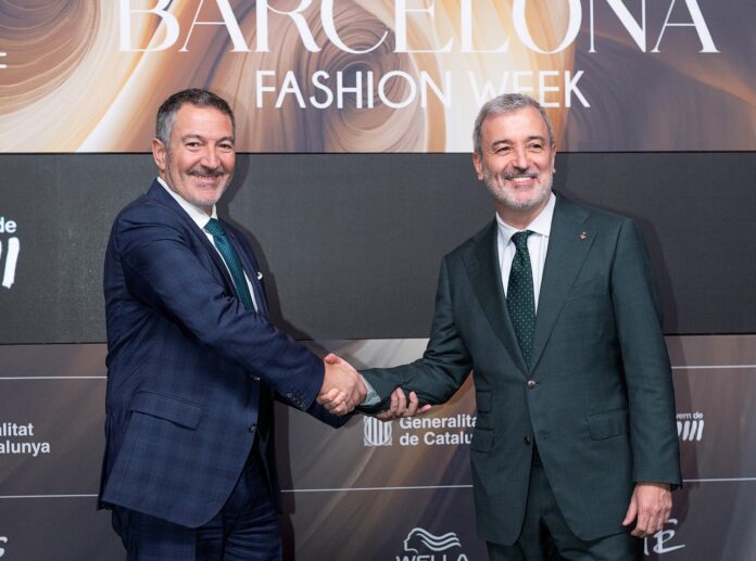 El conseller Miquel Sàmper y el alcalde de Barcelona, Jaume Collboni, en la pasarela 080 Barcelona Fashion.