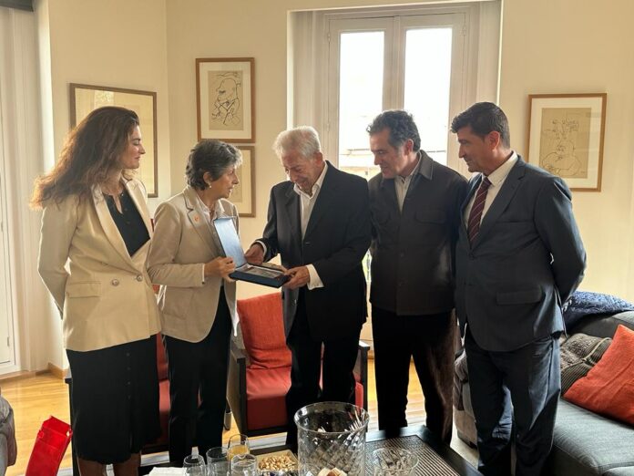 En el centro de la imagen, Elda Mata entregando a Mario Vargas Llosa el IV Premio 8 de Octubre de SCC, en 2023.