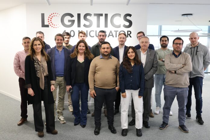 Representantes de las 14 nuevas startups incubadas en la Zona Franca de Barcelona.
