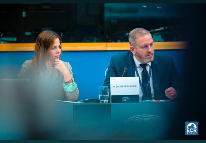 Los diputados de SALF Nora Junco y Diego Solier en el Parlamento europeo.