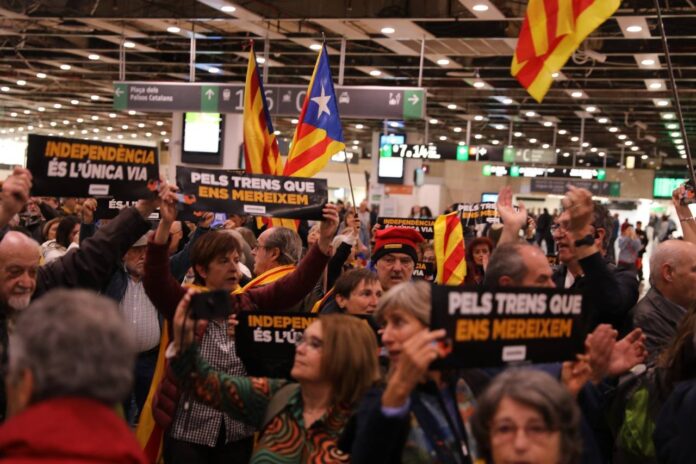 Manifestantes en la estación de Sants contra el caos en Rodalies.
