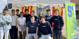 Estudiantes de S'ha Acabat posan ante la carpa de la entidad en la Fira d'Entitats celebrada en la UAB.