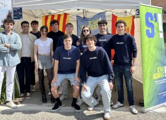 Estudiantes de S'ha Acabat posan ante la carpa de la entidad en la Fira d'Entitats celebrada en la UAB.