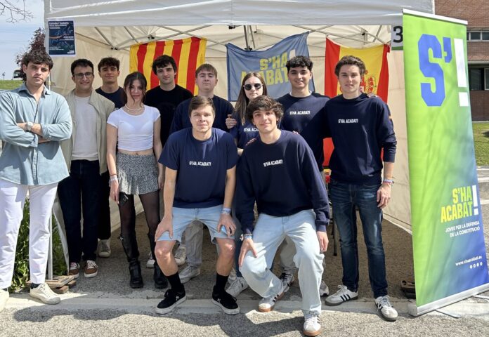 Estudiantes de S'ha Acabat posan ante la carpa de la entidad en la Fira d'Entitats celebrada en la UAB.