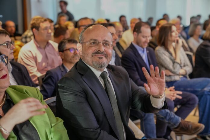 El presidente del PP catalán y diputado autonómico, Alejandro Fernández, durante la presentación de su libro.
