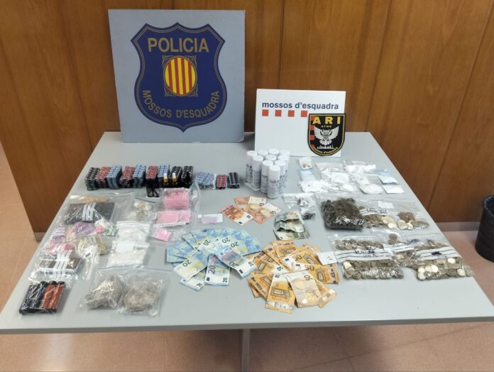 Vista de las sustancias estupefacientes y del dinero incautados por los Mossos en un domicilio del Eixample, en Barcelona (Mossos).