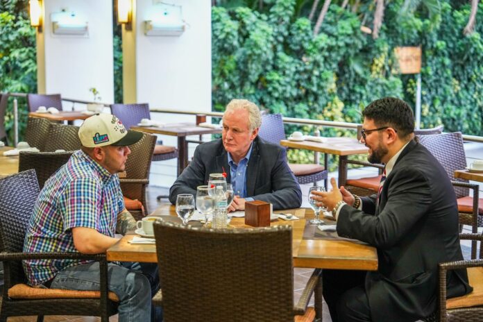 Kilmar Ábrego (izq.) reunido con el senador estadounidense Van Hollen.