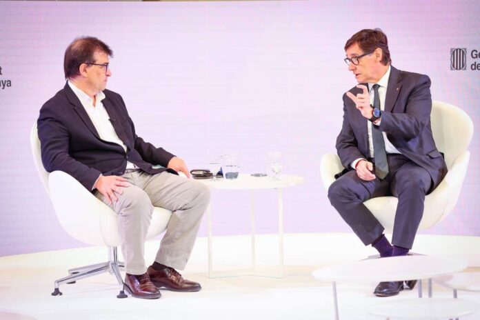 El escritor Javier Cercas (izquierda) y el presidente de la Generalitat, Salvador Illa (derecha), durante el diálogo que han mantenido en el evento 'Les veus de Sant Jordi'.