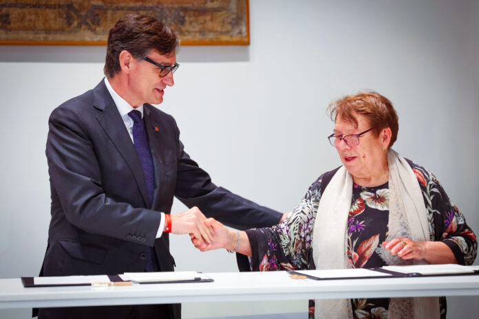 El presidente de la Generalitat, Salvador Illa, y la presidenta de COCARMI, Maria Mercè Batlle.