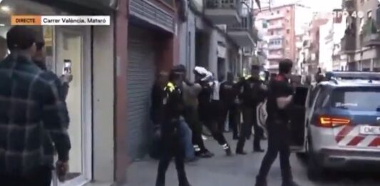 Captura de pantalla de momento de la detención del okupa en la calle València de Mataró.