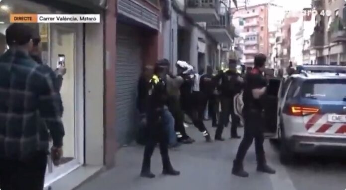 Captura de pantalla de momento de la detención del okupa en la calle València de Mataró.