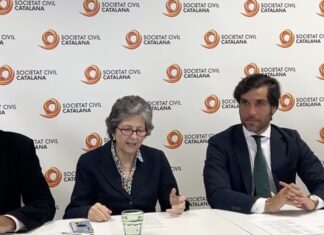 De izquierda a derecha, Eloy Moreno (SCC), Elda Mata y los abogados Juan Chapapría y Mario de Diego.