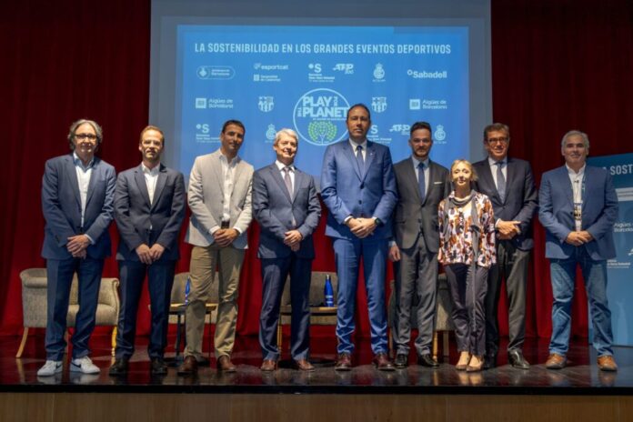 De izquierda a derecha: Jordi Portabella, director de sostenibilidad del FC Barcelona; Xavier Bernat, director de sostenibilidad de Aigües de Barcelona; Tommy Robredo, extenista; Ignacio Escudero, director general de Aigües de Barcelona; Berni Álvarez, consejero de Deportes de la Generalitat de Catalunya; Felipe Campos, consejero delegado de Aigües de Barcelona; Susana Closa, gerente del Institut Barcelona Esports; Jordi Cambra, presidente del Real Club de Tenis Barcelona e Ignasi Cubiñá, miembro de la Comisión de Sostenibilidad del RCTB.