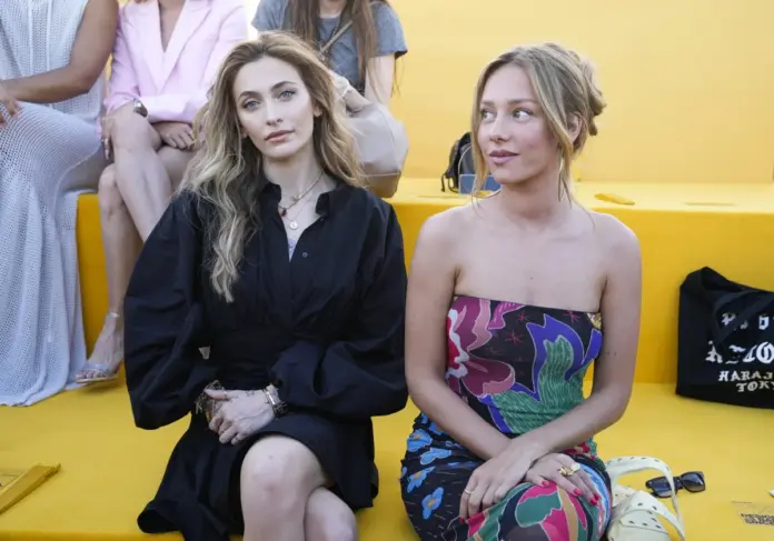 Ester Expósito y Paris Jackson en el desfile de Desigual
