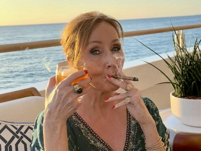 J.K. Rowling bajo fuego por su último mensaje en su cruzada contra la transexualidad